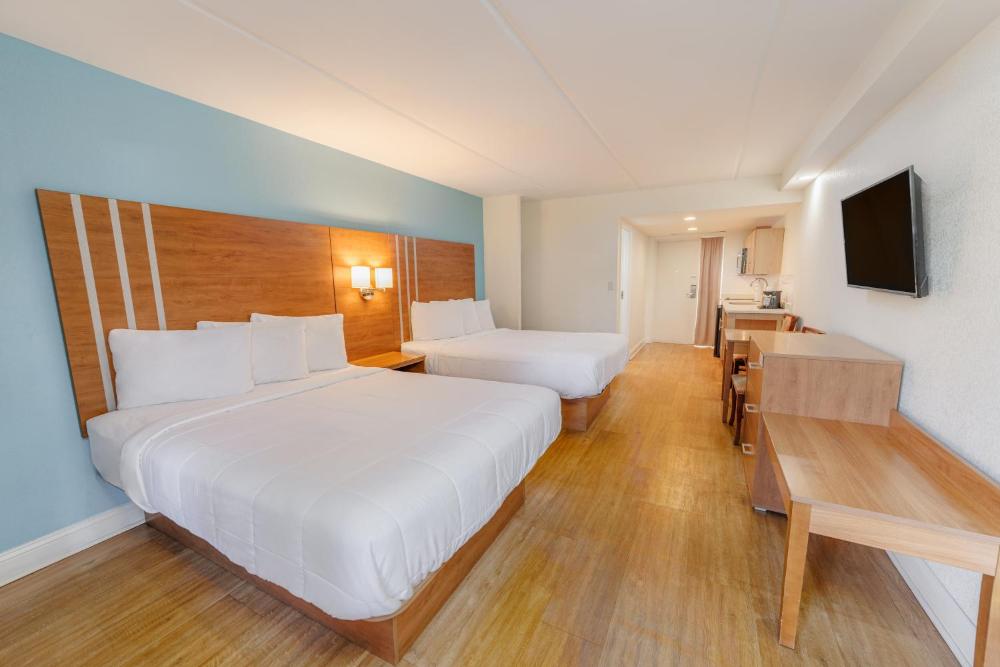 Queen Room with Two Queen Beds - Kitchenette interior